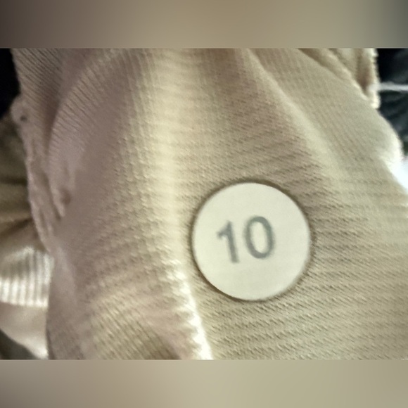 Lululemon Hotty Hot Shorts 2.5 inches - Picture 6 of 7